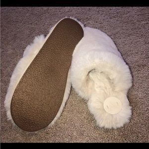 White fuzzy / fluffy slippers